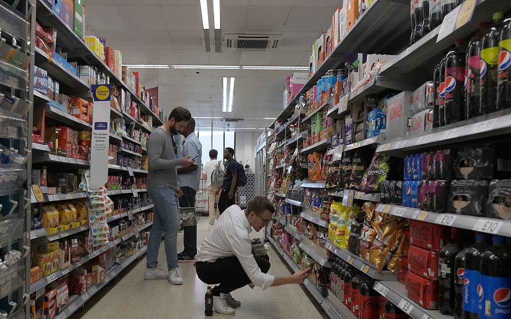当地时间2022年8月17日，英国伦敦，购物者在一家超市购买食物。（资料图）