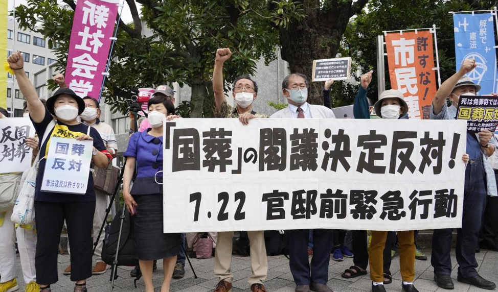 日本市民在首相官邸附近的人行道上，抗议政府决定为安倍举行国葬。（资料图）
