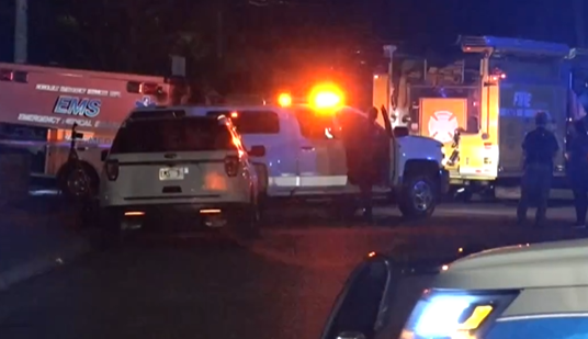 美国夏威夷一辆救护车在医院外突然起火（美国广播公司视频截图）
