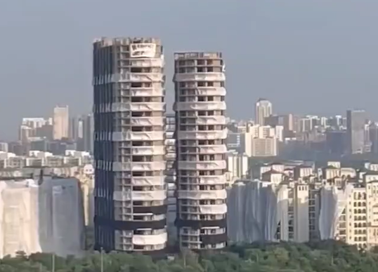 印度将爆破拆除两栋40层高大楼（视频截图）