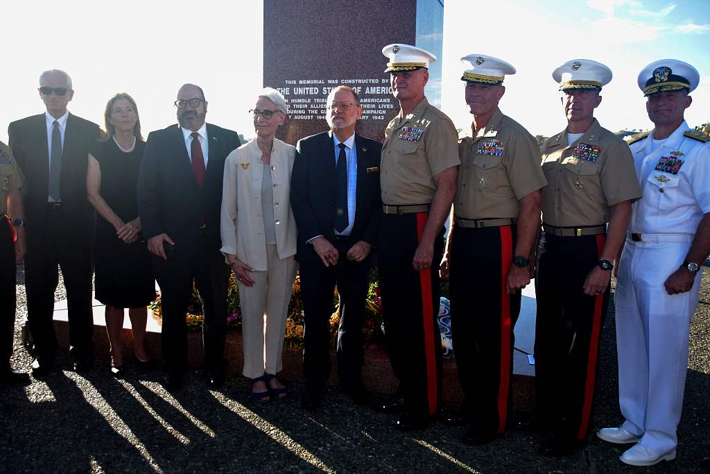 資料圖：今年8月7日，美國副國務卿舍曼（左四）和美駐澳大使肯尼迪（左二）在所羅門群島訪問。
