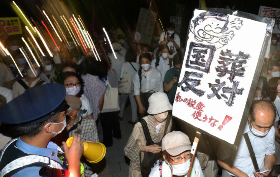 超千名日本民众在日本国会议事堂正门前反对国葬，牌子上的文字为“反对国葬，别用我的税款”（日本电视台）