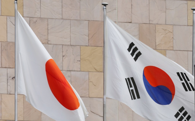 韩国“精日”男子闯入中学升日本国旗 一把火烧掉太极旗