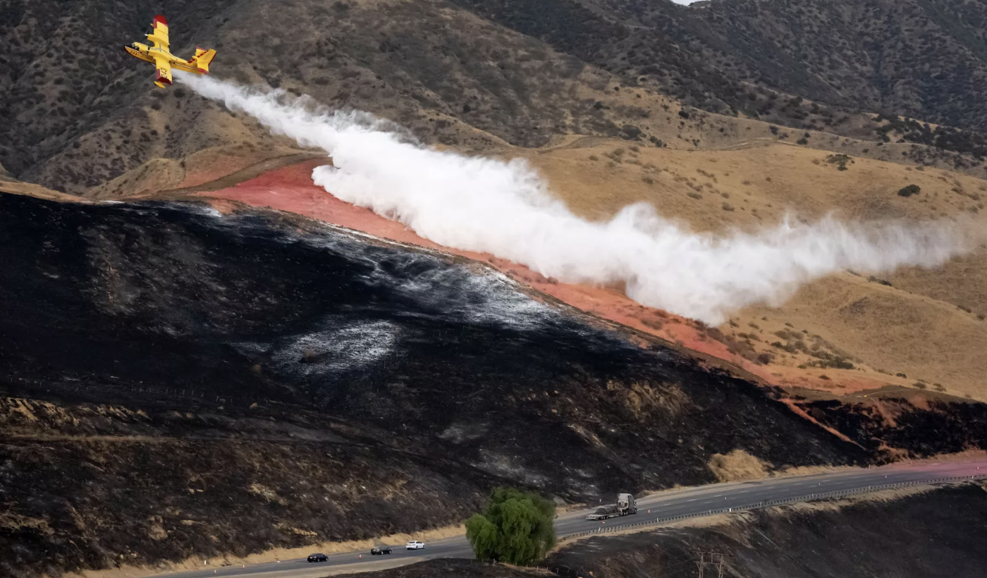 当地时间9月1日，加州消防人员正在扑救野火（图：Axios新闻网站）