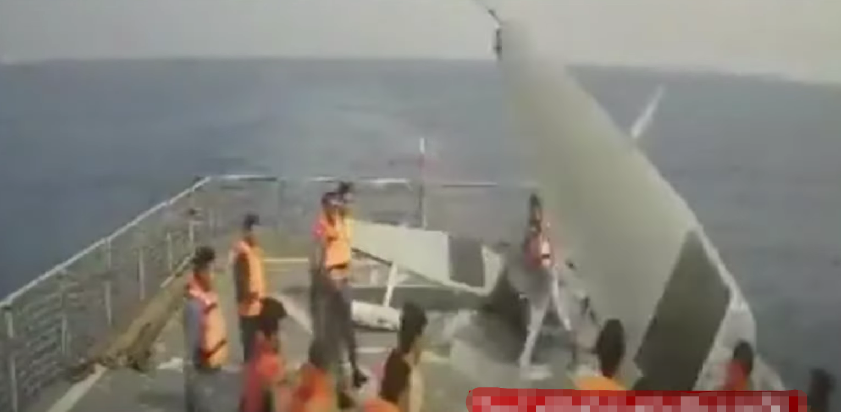 伊朗人员将捕获的美军无人艇推下甲板（伊朗国家电视台）