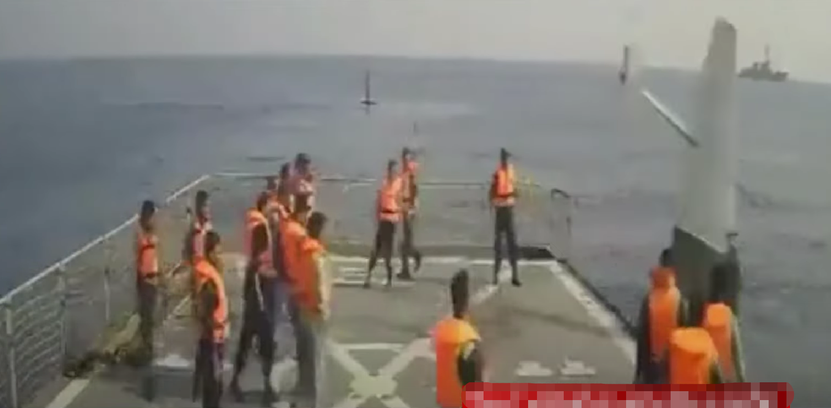 伊朗人员将捕获的美军无人艇推下甲板（伊朗国家电视台）