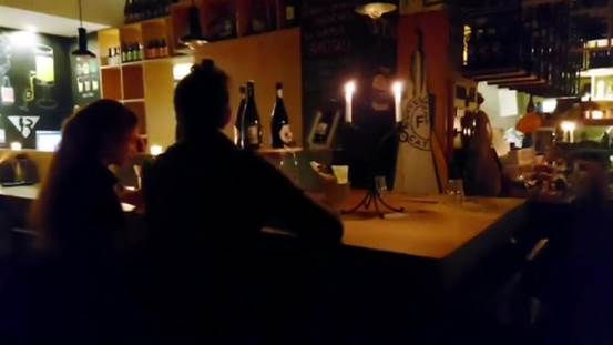 意大利一家餐厅点蜡烛营业（视频截图）