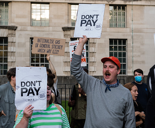 英国民众加入“不付钱”抗议活动（资料图）