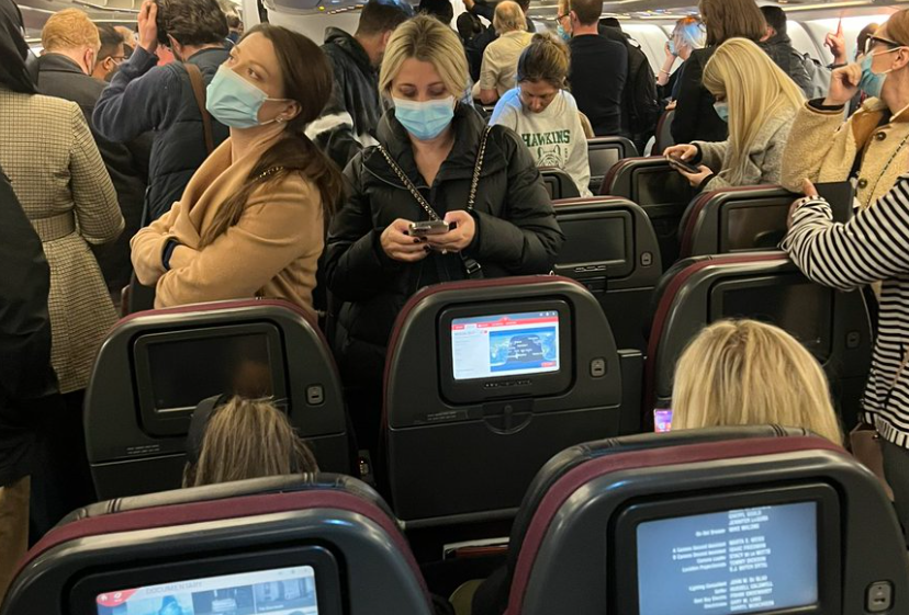 澳航旅客等待下飞机重新接受安检（图：澳大利亚天空新闻网）