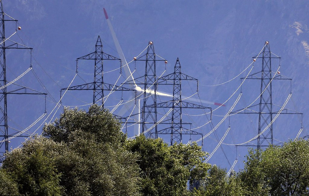 受欧洲能源危机影响，瑞士今冬电力供应告急。图为瑞士瓦莱州的电塔和高压电缆。（资料图）