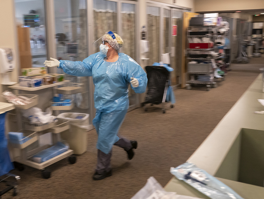 美国俄勒冈州格兰特帕斯，一名护士跑进病房治疗新冠肺炎患者。（资料图）