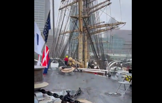一艘丹麦船只在美国巴尔的摩撞上了一艘美国海军舰艇。（来源：社交媒体视频）