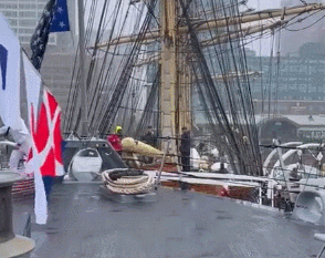 一艘丹麦船只在美国巴尔的摩撞上了一艘美国海军舰艇。（来源：社交媒体视频）