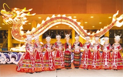 加拿大多伦多贵州同乡会组织的苗族传统服装秀演员在龙文化节上合影。