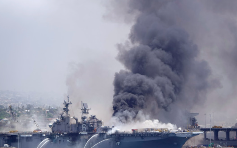 美国“好人理查德”号两栖攻击舰发生火灾。（资料图）
