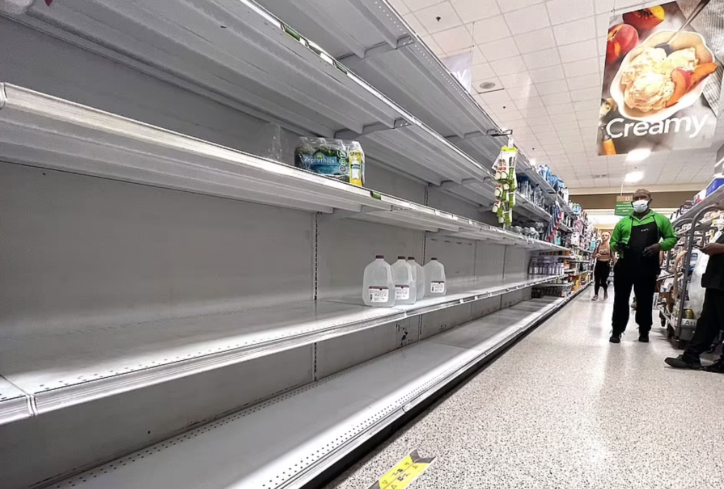 美佛州超市货架被一扫而空（图：推特）