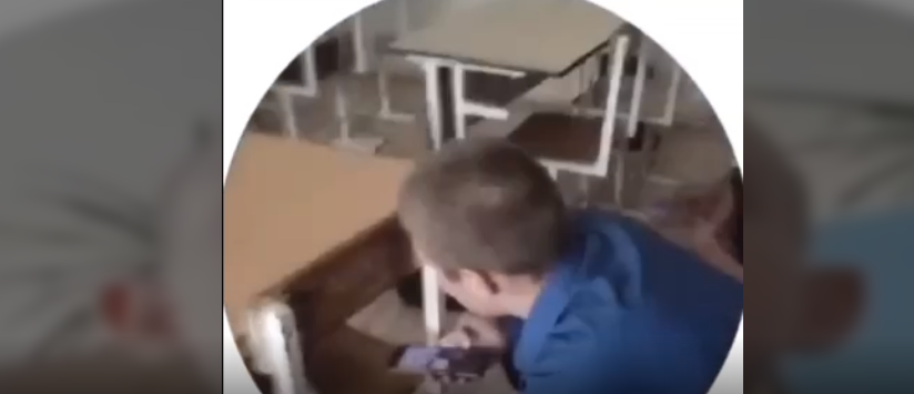 枪声响起时，有学生躲在教室内桌椅下（视频截图）