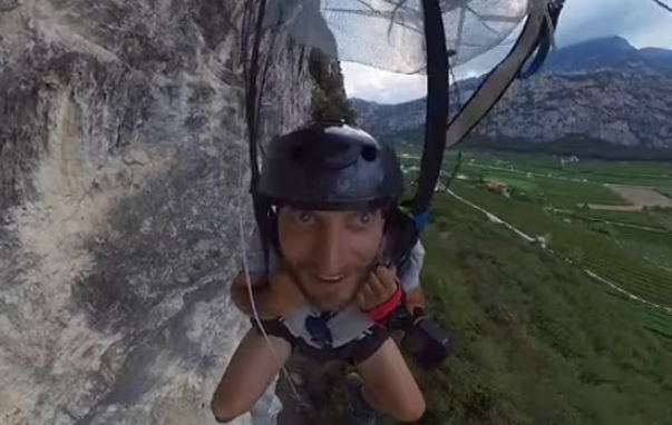 澳大利亚男子跳伞时出现意外（视频截图）