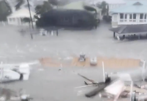 飓风“伊恩”导致美国佛州大量建筑和车辆被淹。（美媒视频截图）