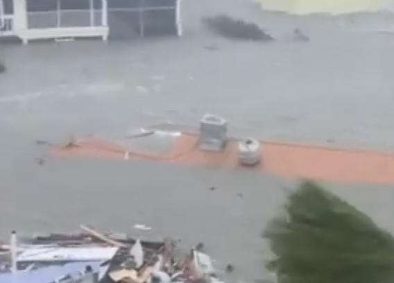 飓风“伊恩”导致美国佛州大量建筑和车辆被淹。（美媒视频截图）