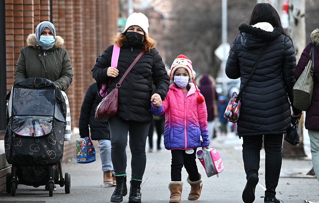 资料图：美国纽约，孩子们戴着口罩上学。