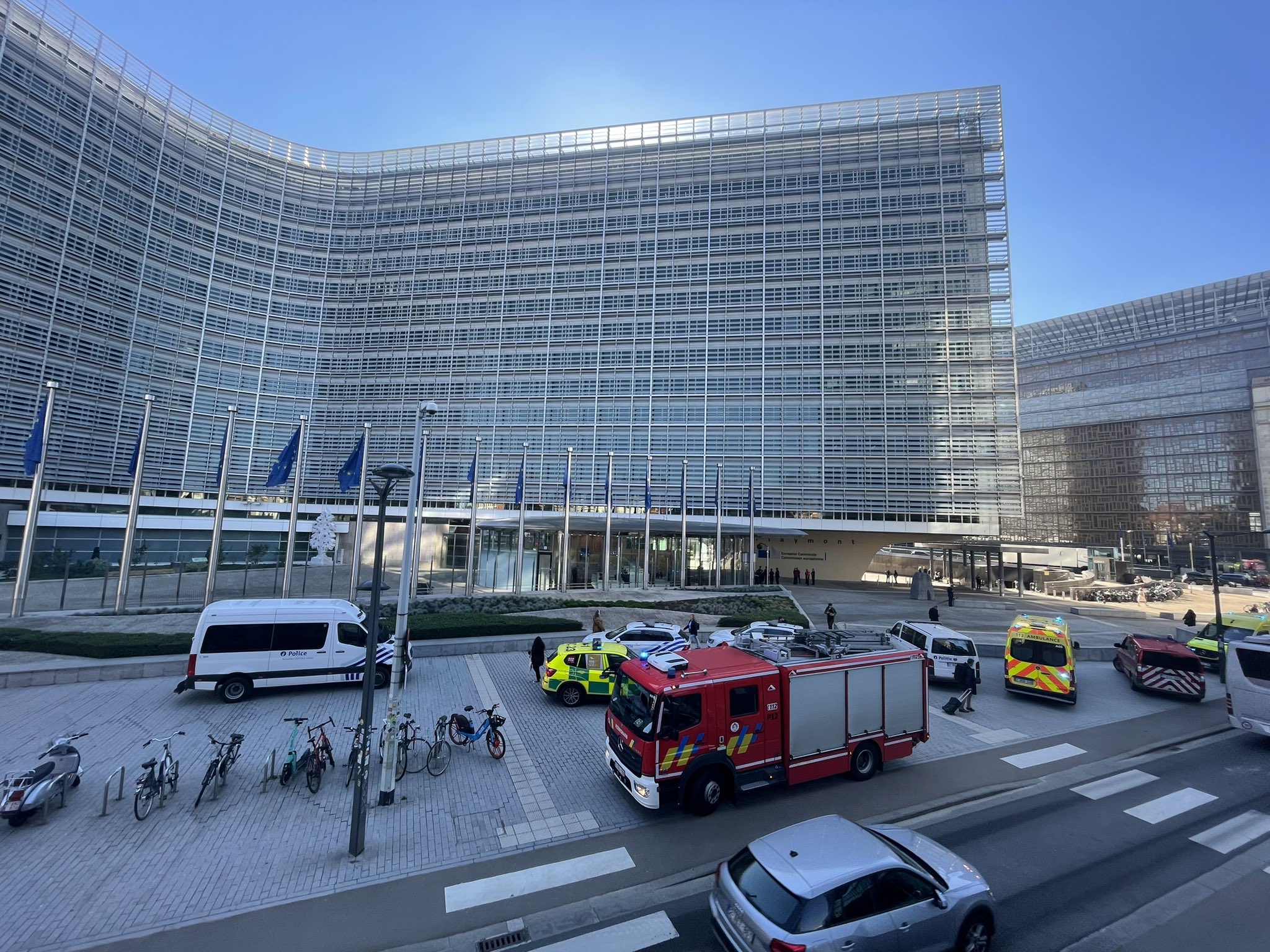 欧盟总部大楼13层发生火灾（图：推特）