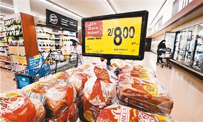 图为近日在美国蒙特贝洛一家超市内拍摄的价格标签。新华社/法新