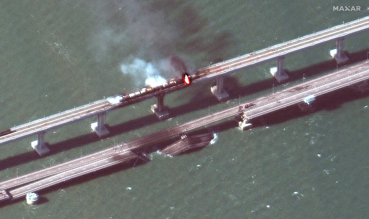 克里米亚大桥爆炸后的卫星图（麦克萨技术）
