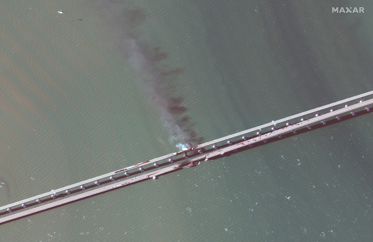 克里米亚大桥爆炸后的卫星图（麦克萨技术）