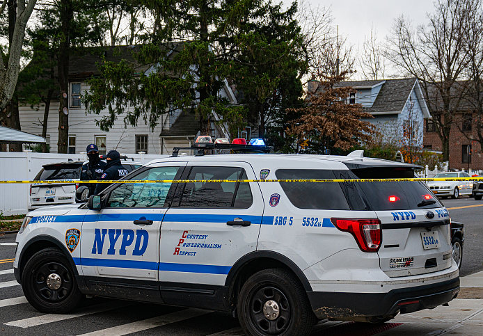 美国纽约市布朗克斯地区发生枪击事件，警察封锁现场。（资料图）