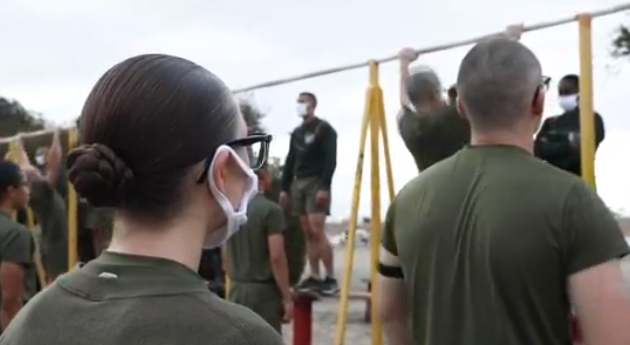 美国士兵在基地接受训练。（美国哥伦比亚广播公司视频截图）