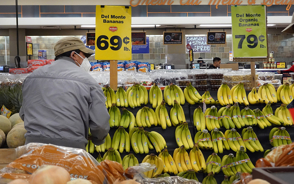 10月13日，美国民众在杂货店购物。数据显示，美国9月食品价格同比上涨11.2%。（资料图）
