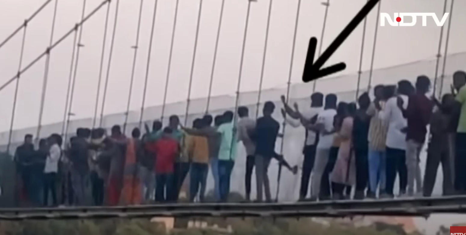 事发前，许多人曾聚集在桥上蹦跳。（图：印度新德里电视台）