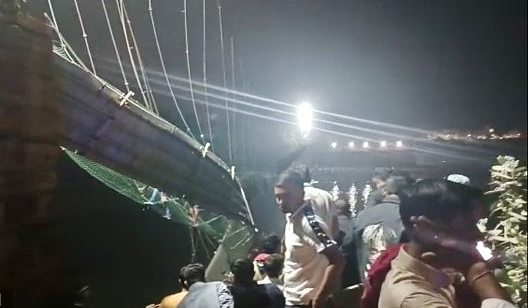 印度吊桥倒塌（图：印度新德里电视台）