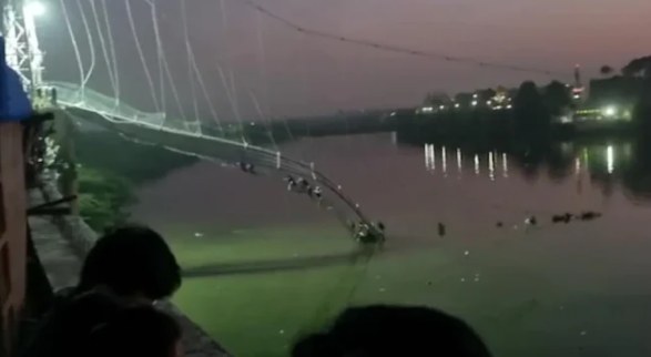 印度古吉拉特邦一座百年吊桥坍塌。（图：印度新德里电视台）