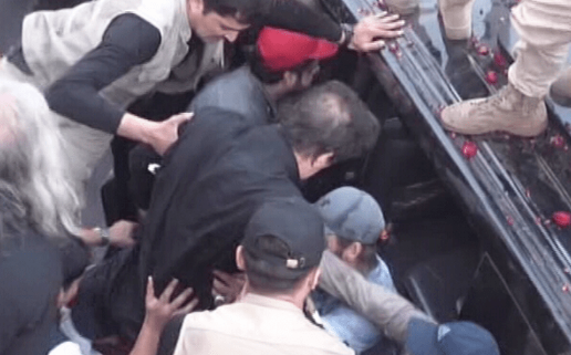 伊姆兰·汗受伤后被转移至车上（巴基斯坦《黎明报》）