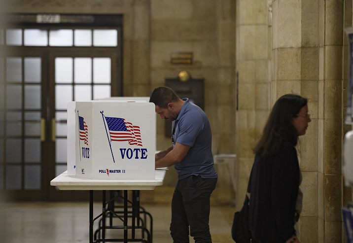 11月3日，美国宾夕法尼亚州选民填写邮寄选票。