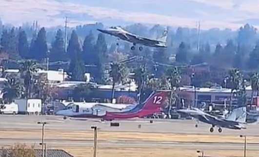 美国F-15C战机飞行中突然漏油（视频截图）