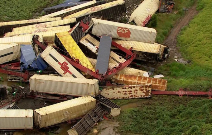 澳大利亚货运列车发生脱轨（视频截图）
