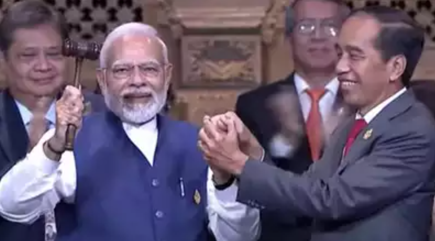 11月16日，印度与印尼领导人出席G20峰会闭幕式。（《印度时报》）