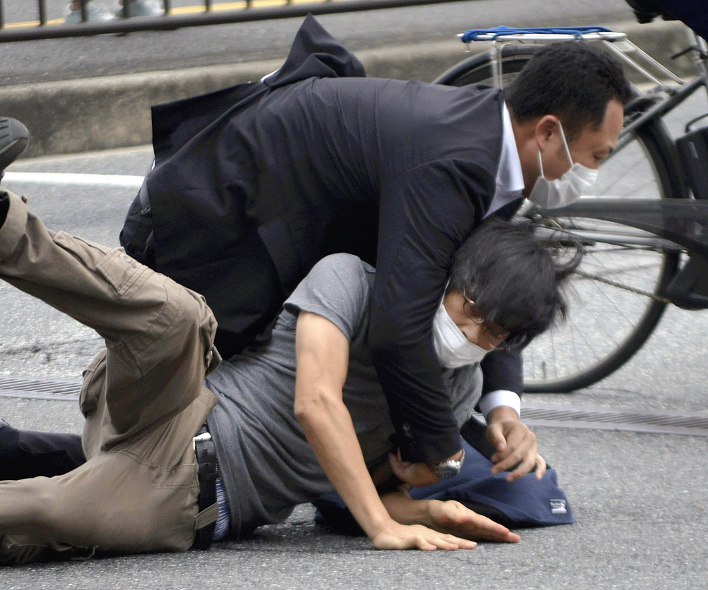 枪杀日本前首相安倍晋三的犯罪嫌疑人山上彻也被扑倒。（资料图）