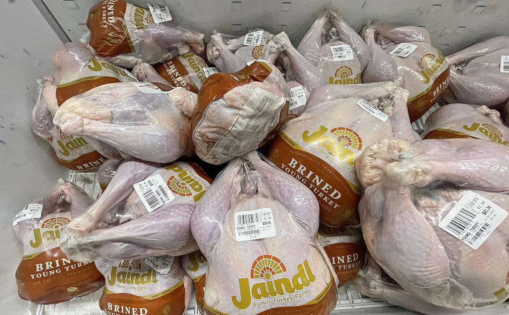 11月16日，美国马萨诸塞州一家超市出售火鸡。（资料图）