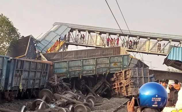 印度货运火车脱轨（视频截图）