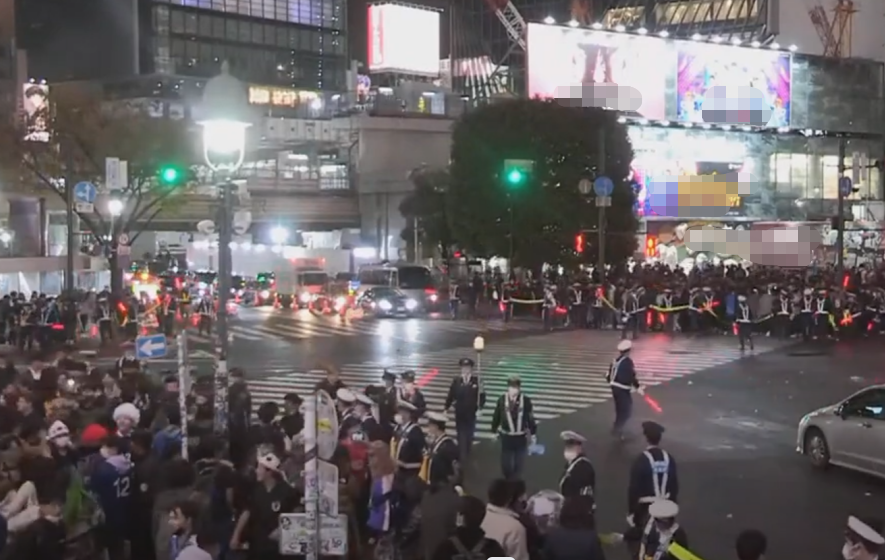 日本球迷红灯时退回马路两旁（日媒直播截图）