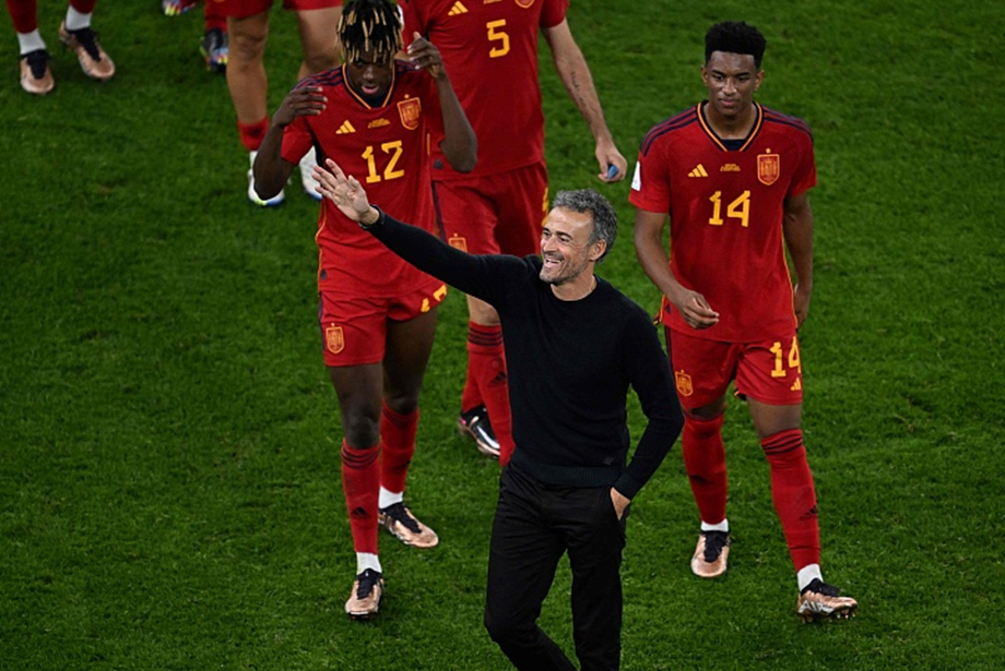 西班牙队主帅赛后向球迷挥手致意。