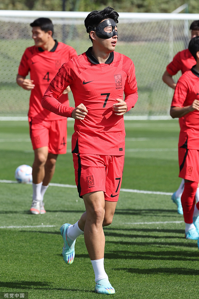 11月16日，韩国国脚孙兴慜戴护具参加世界杯训练。