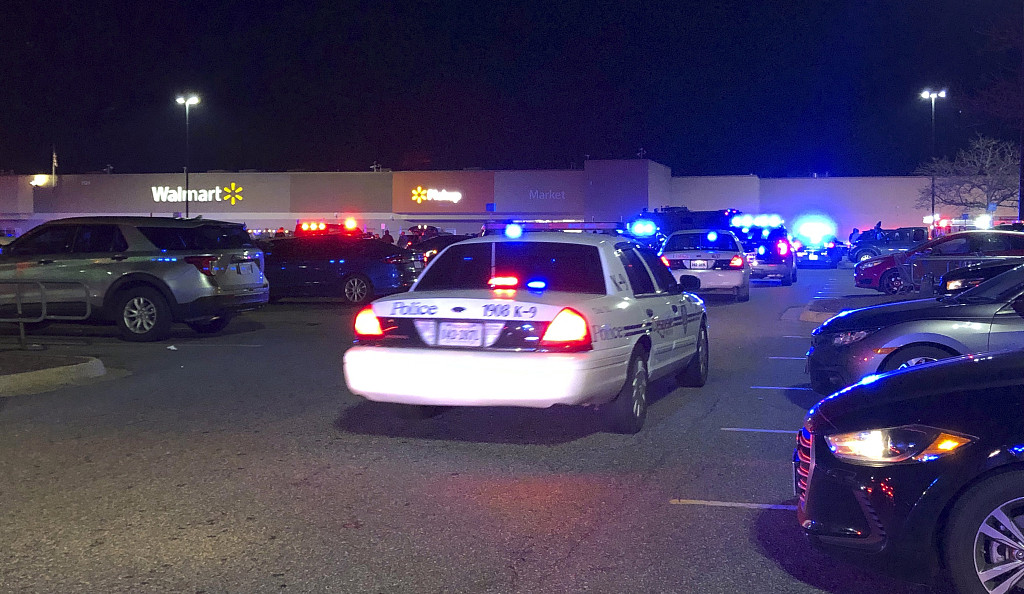 美国弗吉尼亚州超市枪击事件发生后，警方到达现场。（资料图）