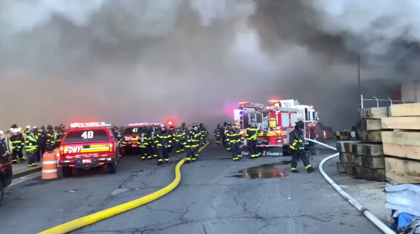 消防人员在纽约市警察局仓库灭火（福克斯新闻网视频报道截图）