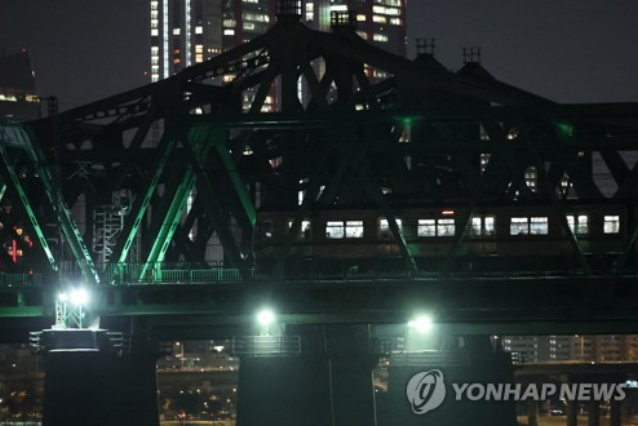 首尔地铁发生故障停在汉江铁桥上（韩联社）