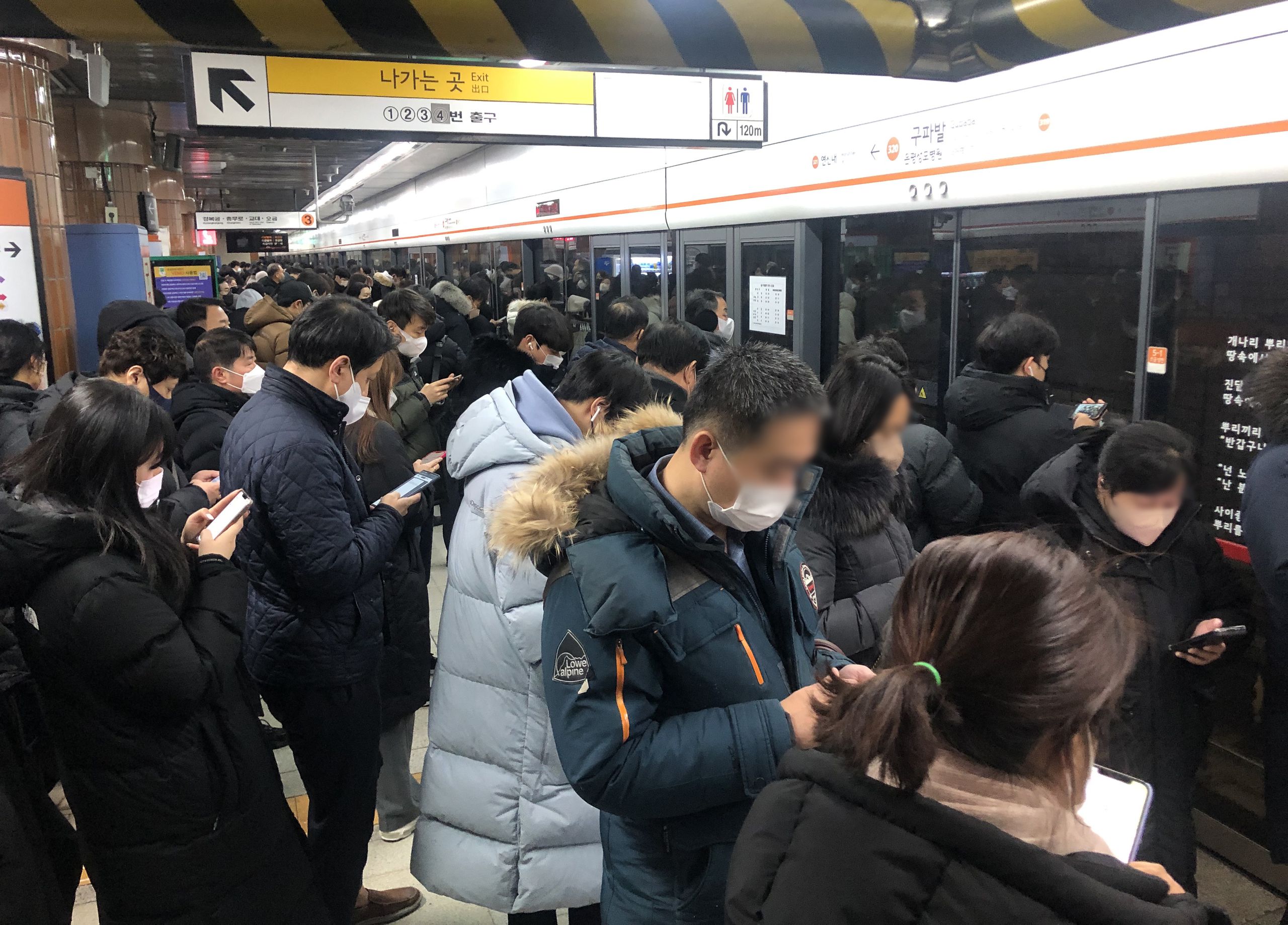 23日上午，首尔地铁3号线内，民众排长队等车。（纽西斯通讯社）
